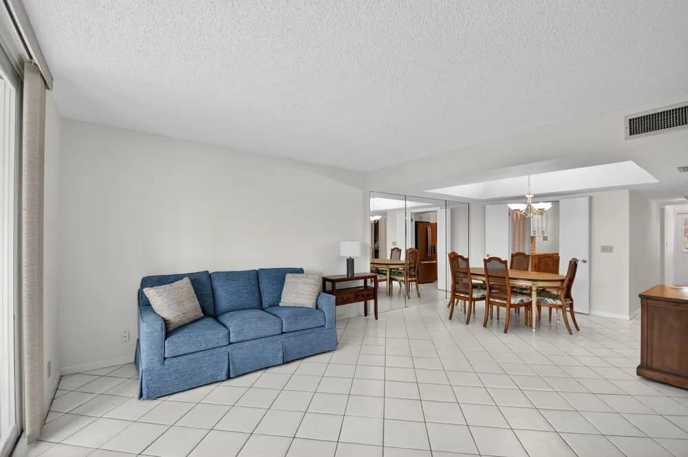 3425 Via Poinciana, Lake Worth, FL 33467