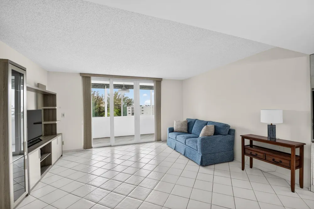 3425 Via Poinciana, Lake Worth, FL 33467
