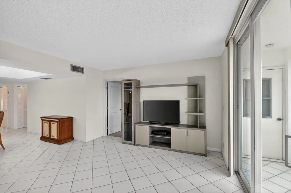 3425 Via Poinciana, Lake Worth, FL 33467