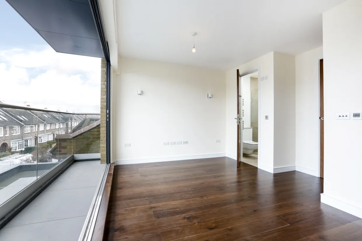 Freshford Street London SW18 photo 11
