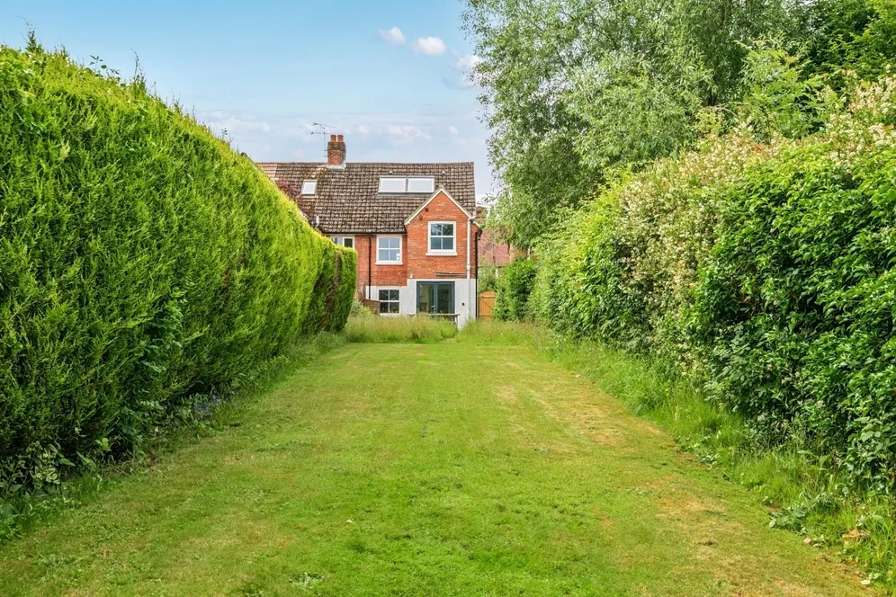 Woodside Road Godalming GU8 photo 13