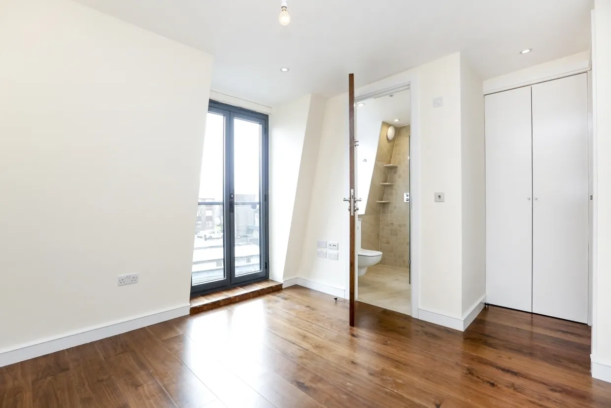 Freshford Street London SW18 photo 14