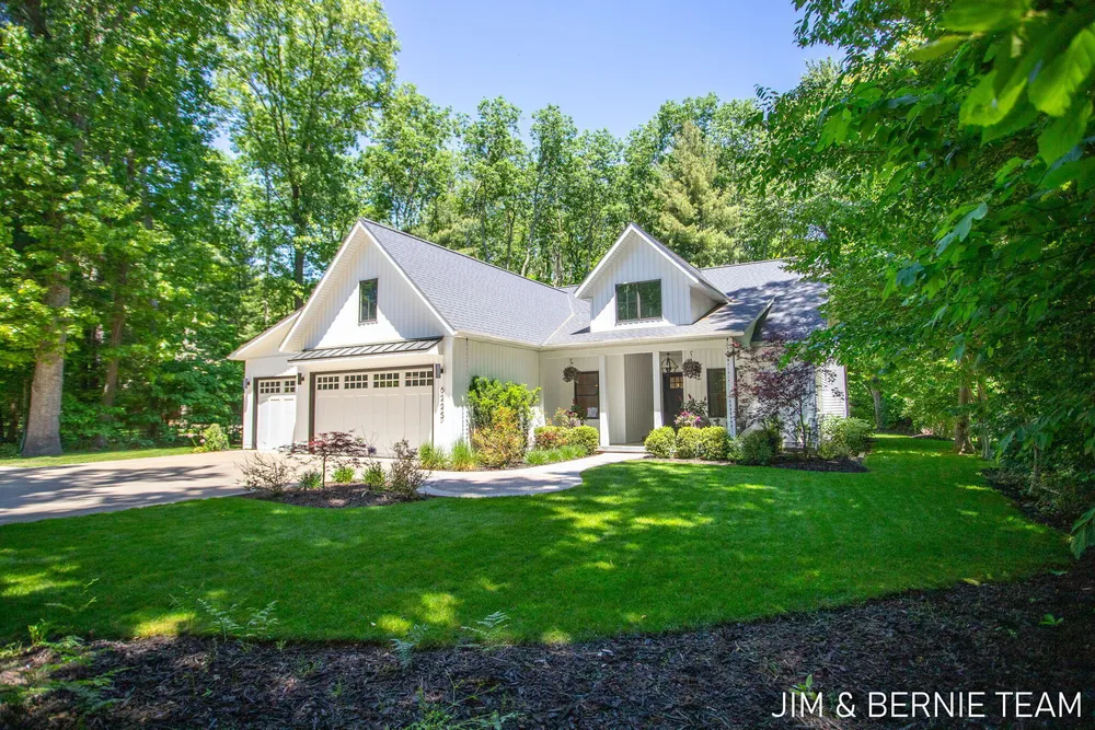 6225 LIGHTHOUSE CT, Saugatuck, MI 49453
