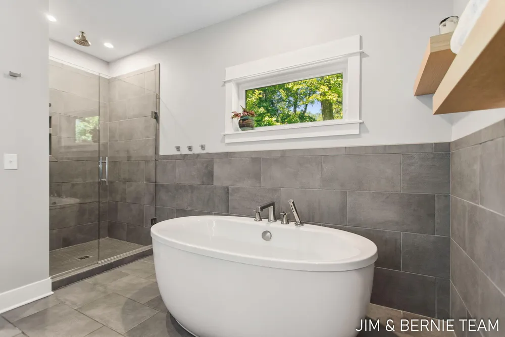 6225 LIGHTHOUSE CT, Saugatuck, MI 49453
