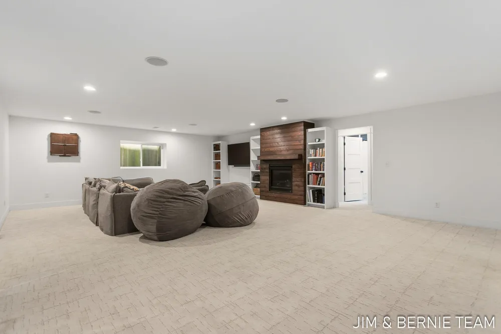6225 LIGHTHOUSE CT, Saugatuck, MI 49453