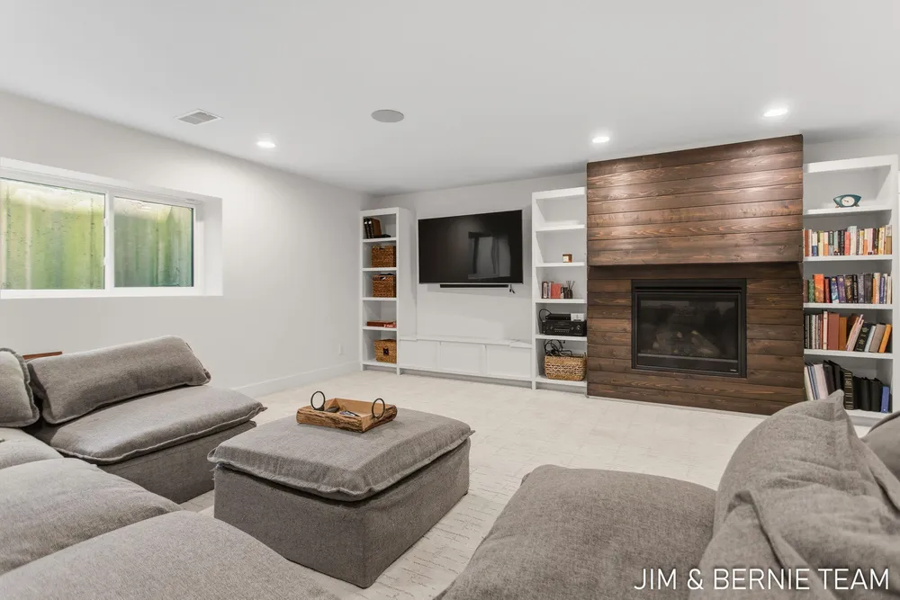 6225 LIGHTHOUSE CT, Saugatuck, MI 49453