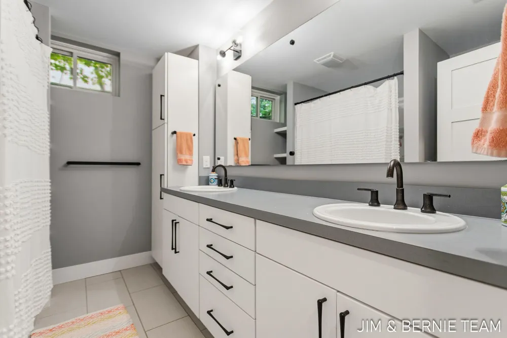 6225 LIGHTHOUSE CT, Saugatuck, MI 49453