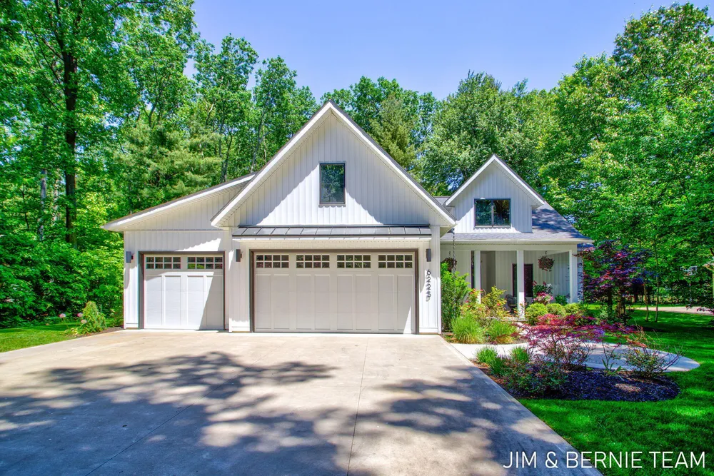 6225 LIGHTHOUSE CT, Saugatuck, MI 49453
