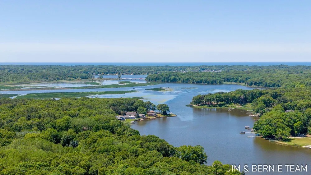 6225 LIGHTHOUSE CT, Saugatuck, MI 49453