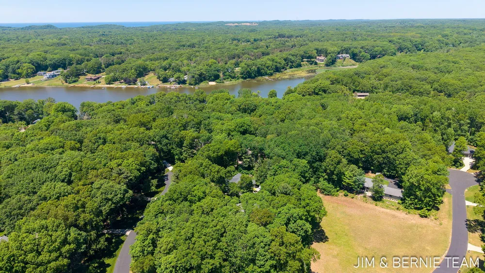 6225 LIGHTHOUSE CT, Saugatuck, MI 49453