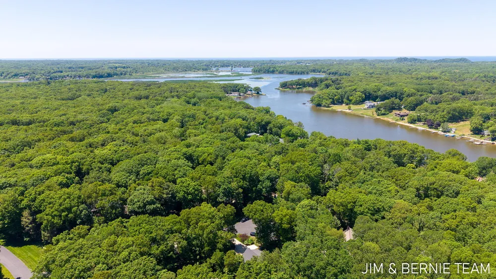 6225 LIGHTHOUSE CT, Saugatuck, MI 49453