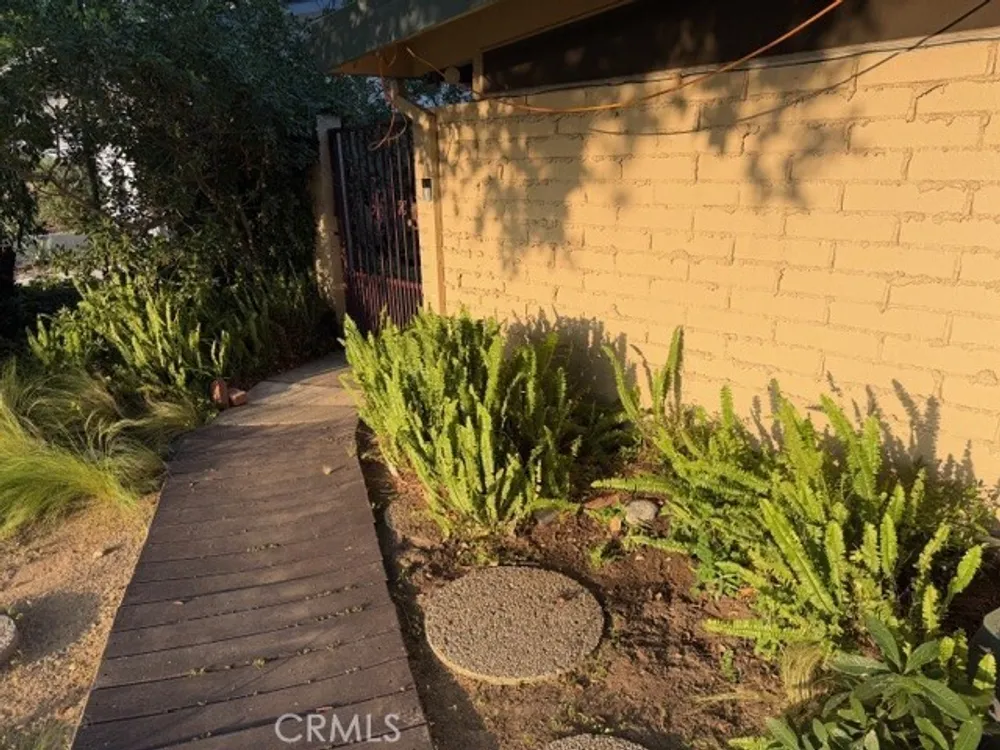 444 Oneida Dr, Pasadena, CA 91107