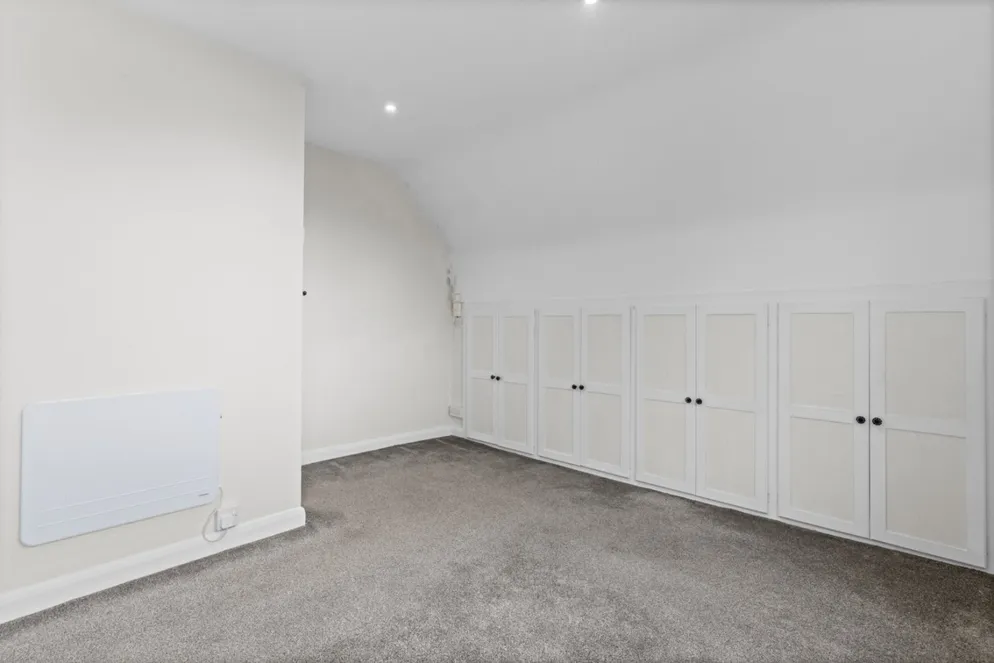 Property carousel item 6