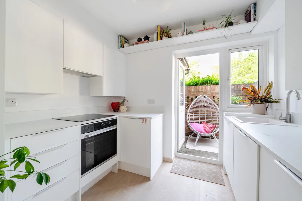 Station Approach, Esher, KT10 photo 2