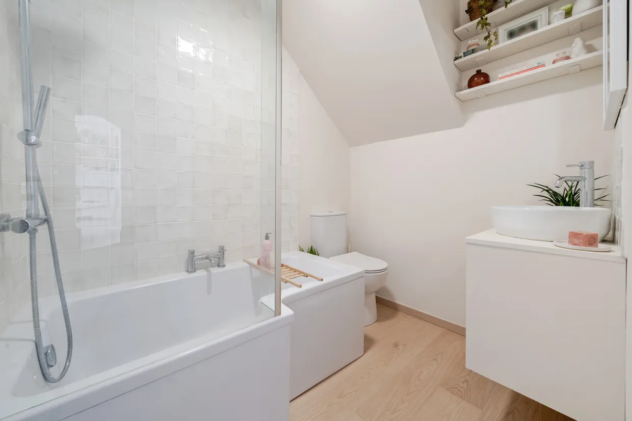 Station Approach, Esher, KT10 photo 16