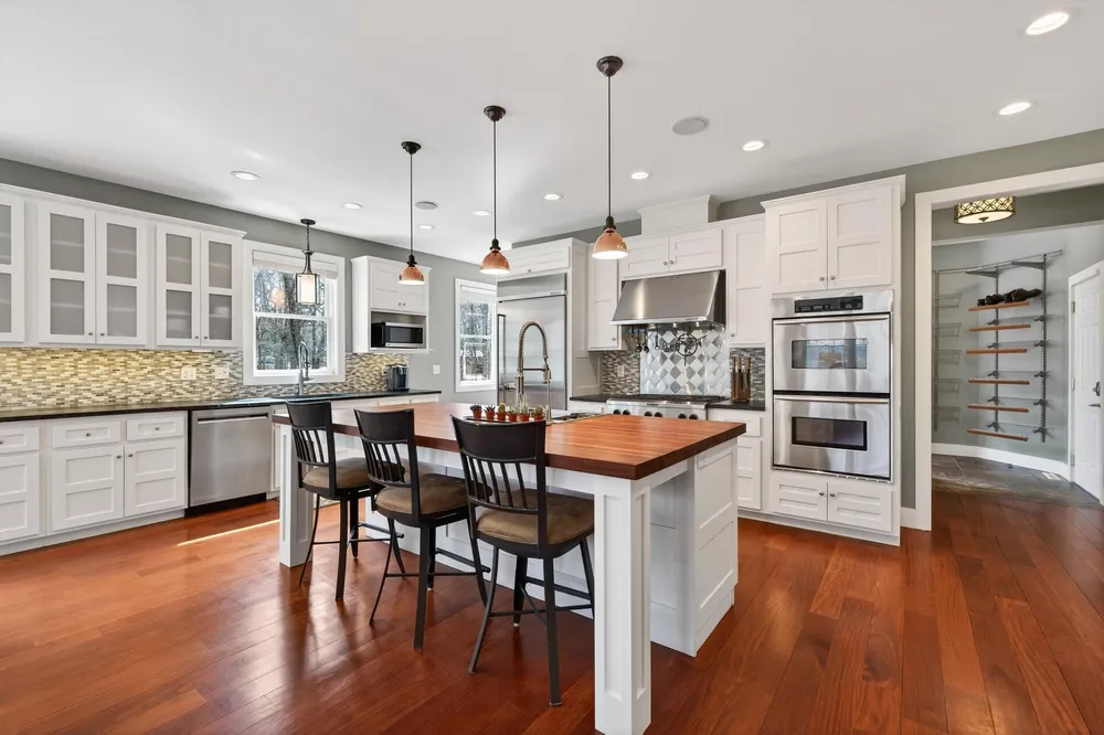 19055 Ridgewood Rd, Deephaven, MN 55391