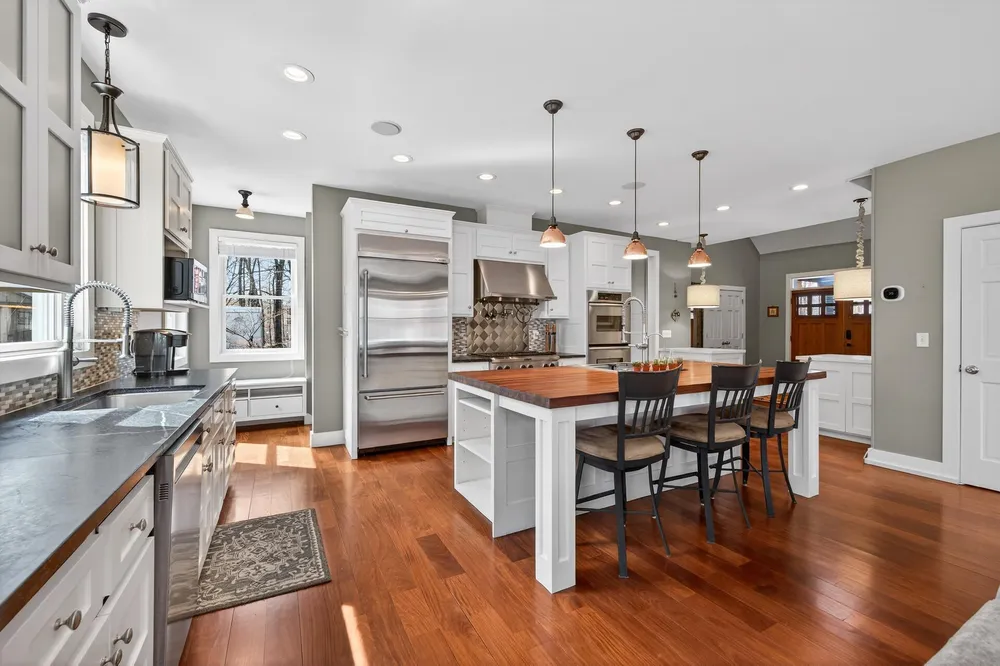 19055 Ridgewood Rd, Deephaven, MN 55391