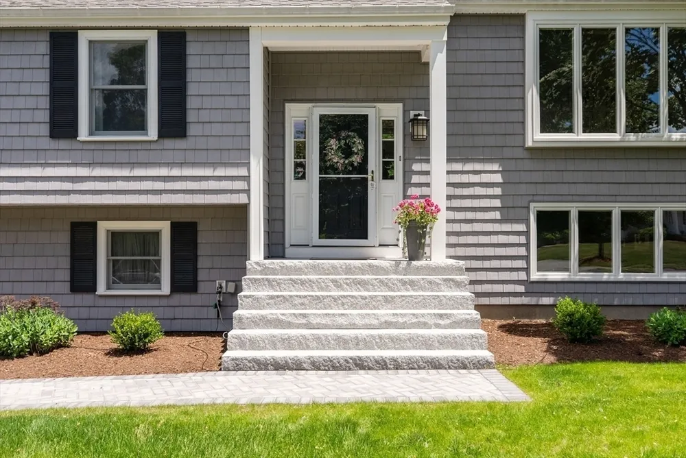 6 Hampton Ct, Lynnfield, MA 01940