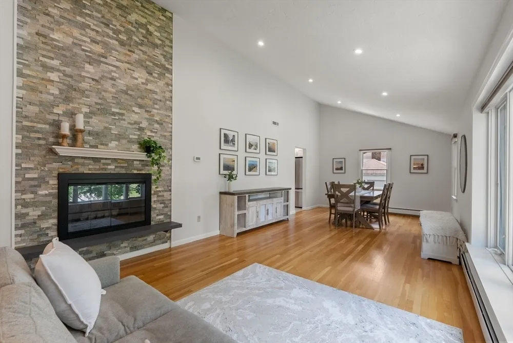 6 Hampton Ct, Lynnfield, MA 01940