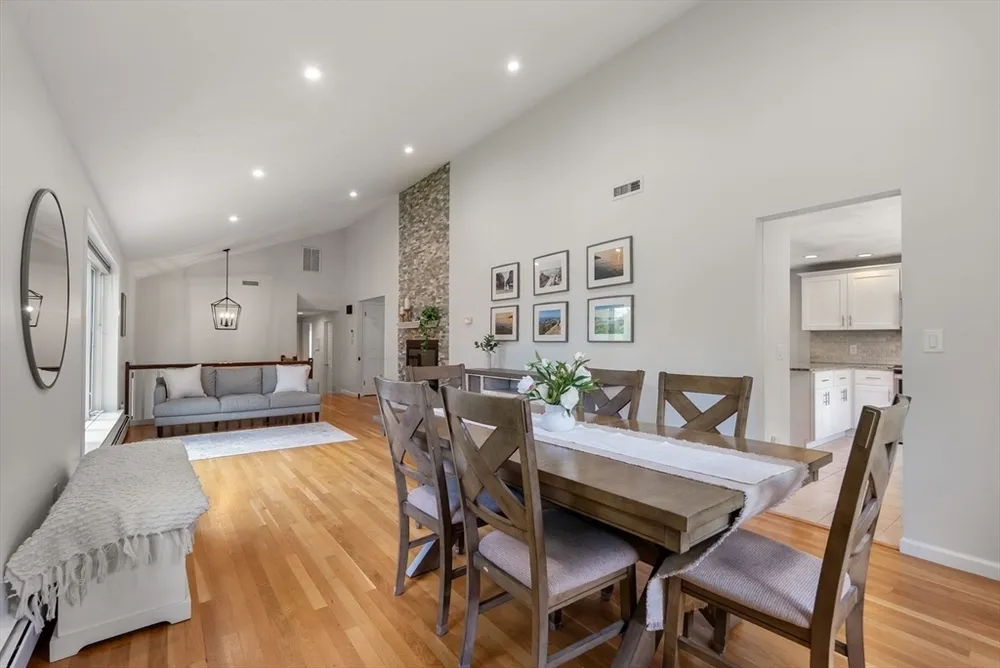 6 Hampton Ct, Lynnfield, MA 01940