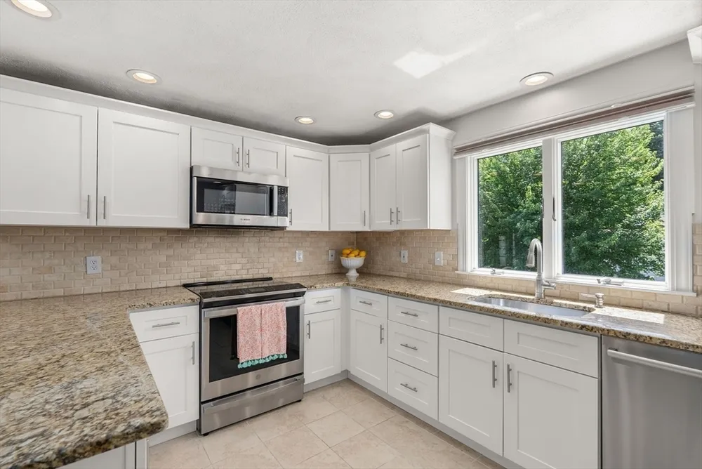 6 Hampton Ct, Lynnfield, MA 01940