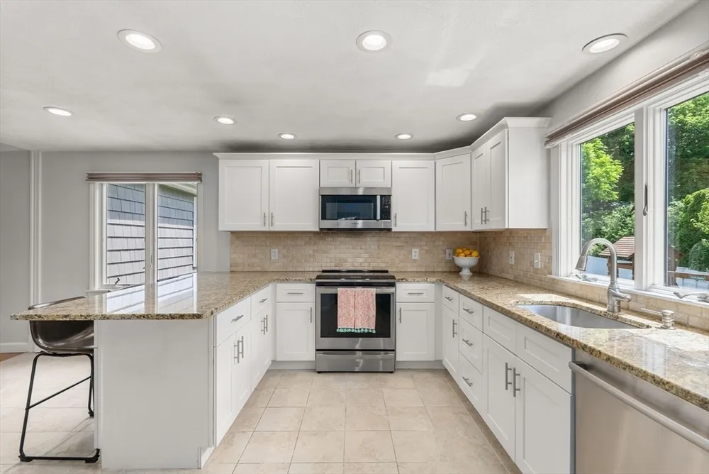 6 Hampton Ct, Lynnfield, MA 01940