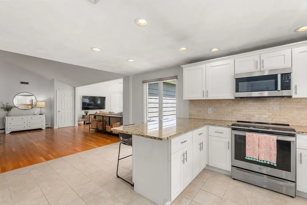 6 Hampton Ct, Lynnfield, MA 01940