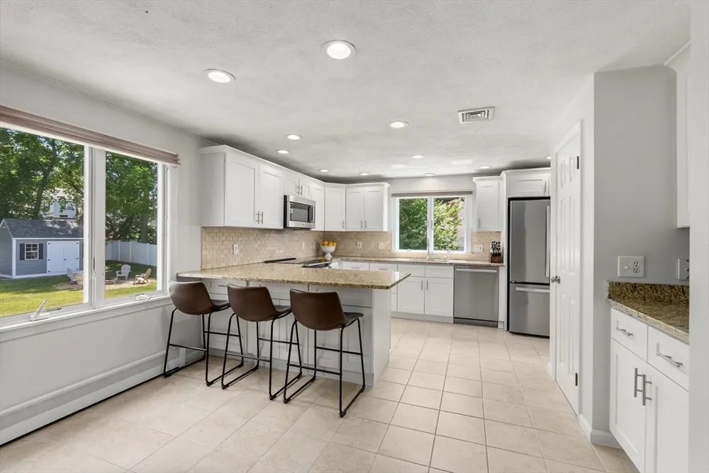 6 Hampton Ct, Lynnfield, MA 01940