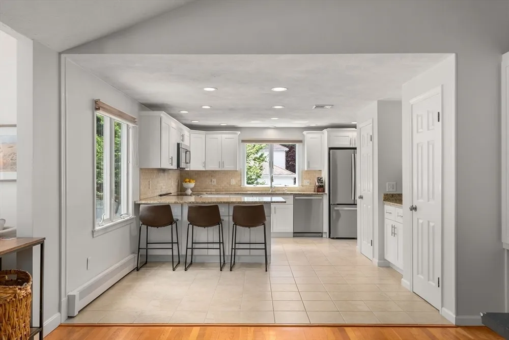 6 Hampton Ct, Lynnfield, MA 01940