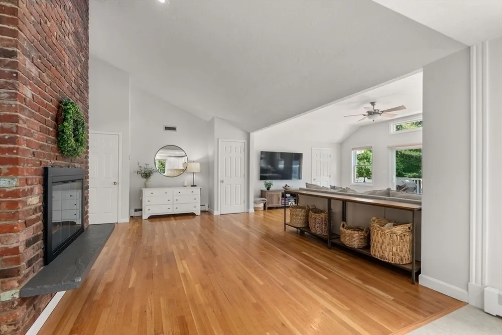 6 Hampton Ct, Lynnfield, MA 01940
