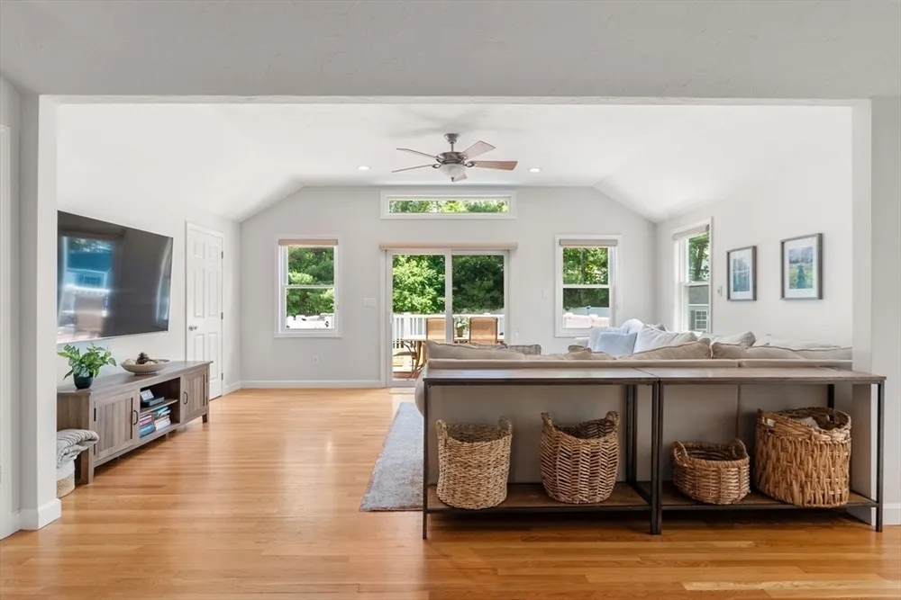 6 Hampton Ct, Lynnfield, MA 01940