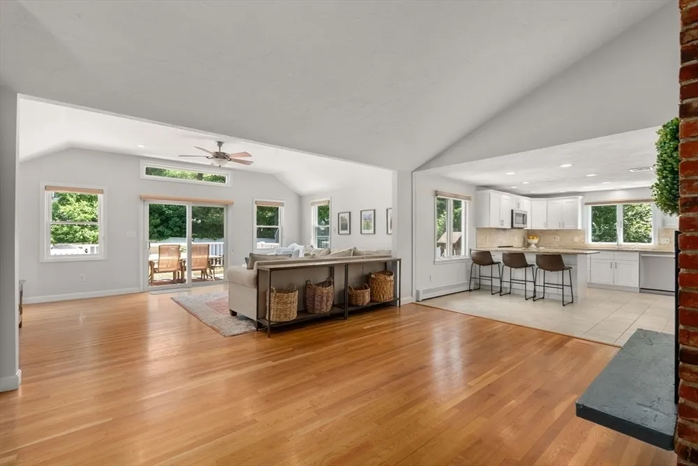 6 Hampton Ct, Lynnfield, MA 01940