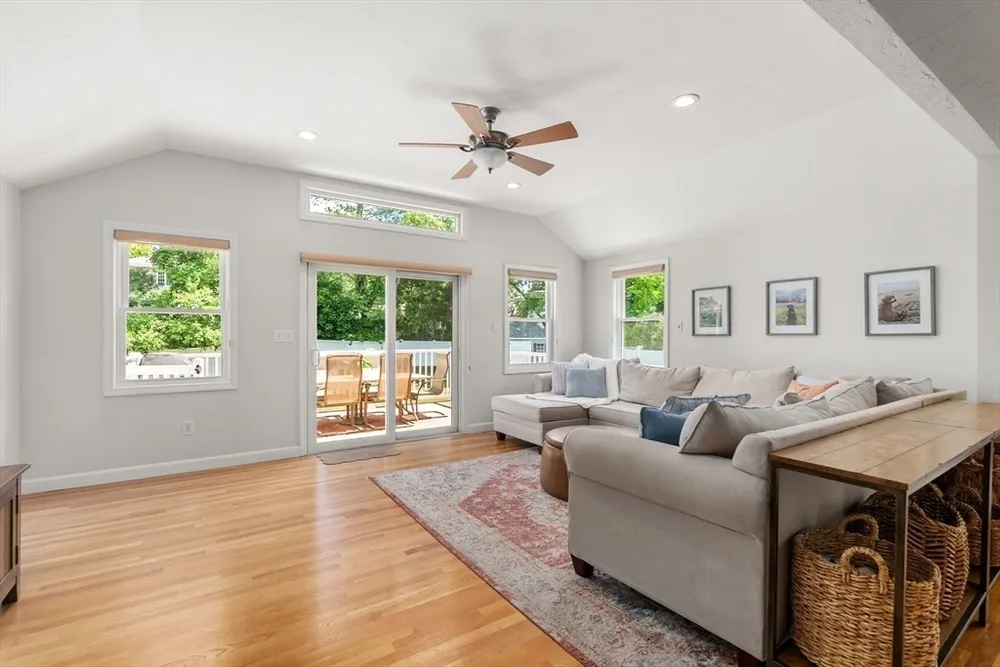 6 Hampton Ct, Lynnfield, MA 01940
