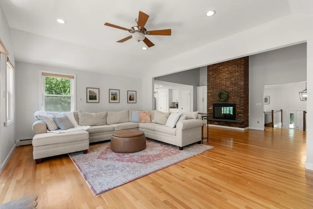 6 Hampton Ct, Lynnfield, MA 01940