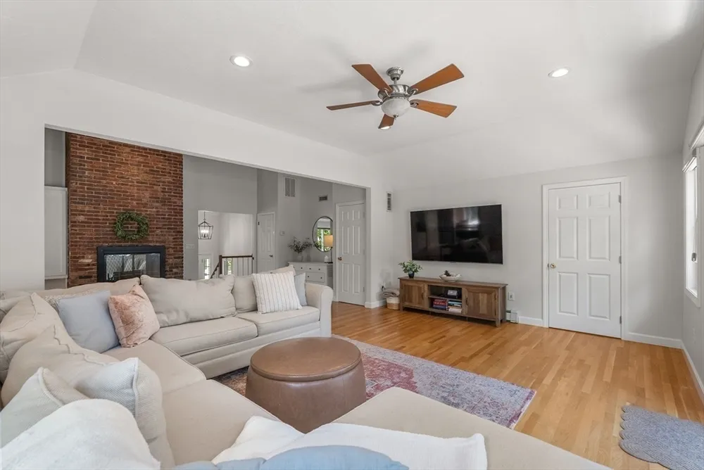 6 Hampton Ct, Lynnfield, MA 01940
