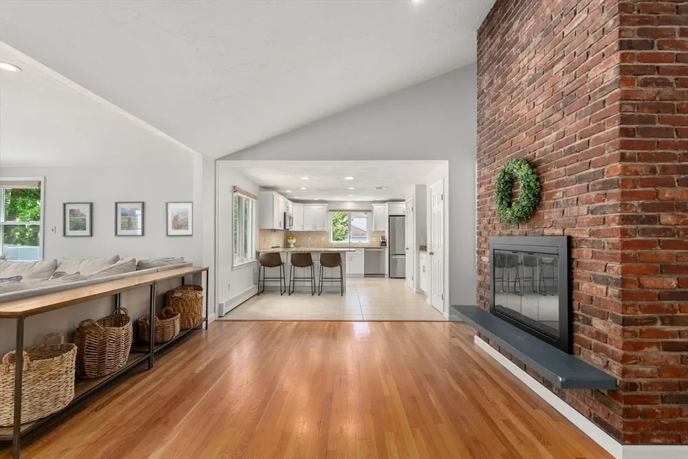 6 Hampton Ct, Lynnfield, MA 01940