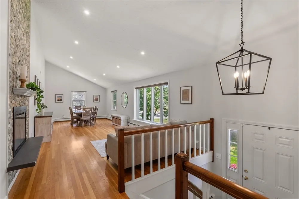 6 Hampton Ct, Lynnfield, MA 01940