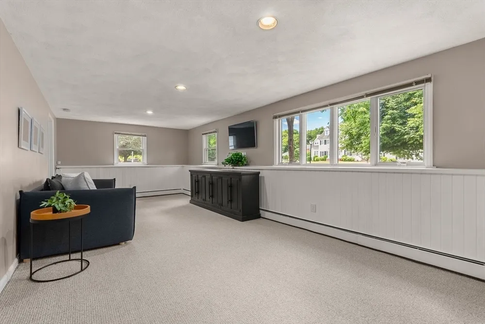 6 Hampton Ct, Lynnfield, MA 01940