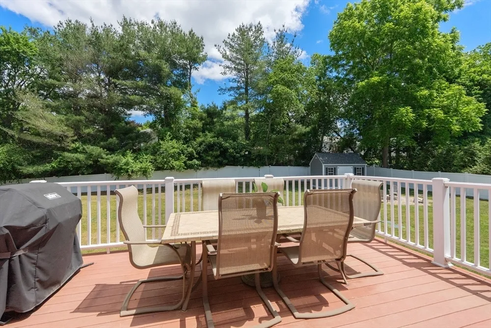 6 Hampton Ct, Lynnfield, MA 01940