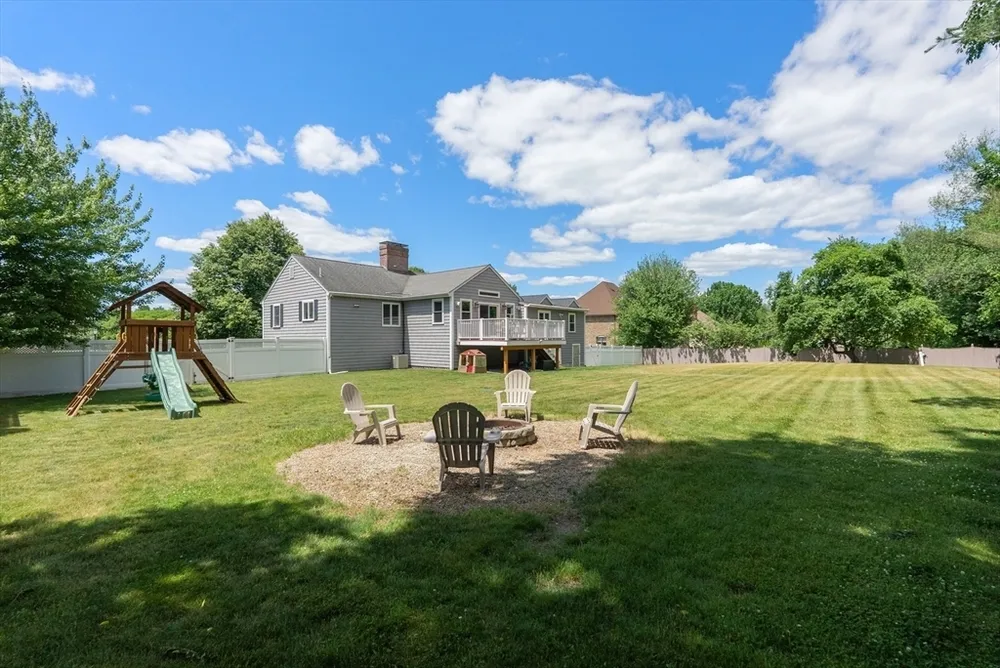 6 Hampton Ct, Lynnfield, MA 01940