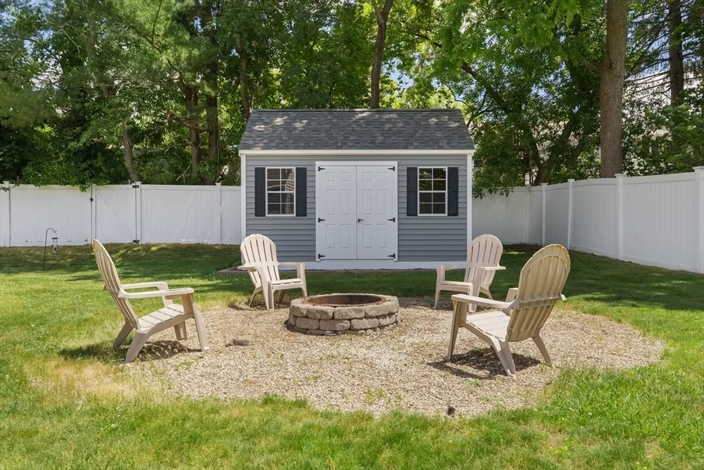 6 Hampton Ct, Lynnfield, MA 01940