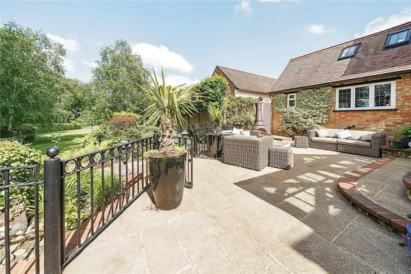 Park Road, Toddington, LU5 photo 29