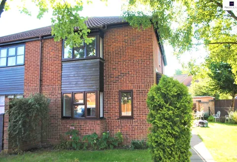 Berkeley Close, Abbots Langley, WD5