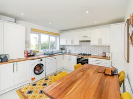 Abbotswood Close, Romsey thumb 3