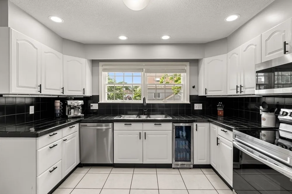 4 Countryside Ln, Salem, MA 01970