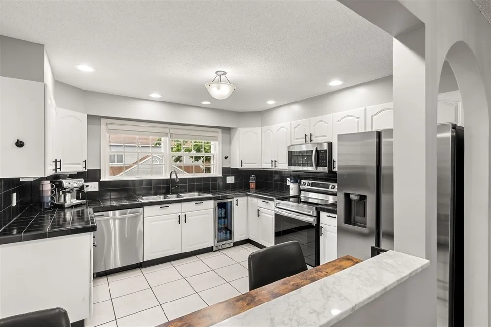4 Countryside Ln, Salem, MA 01970
