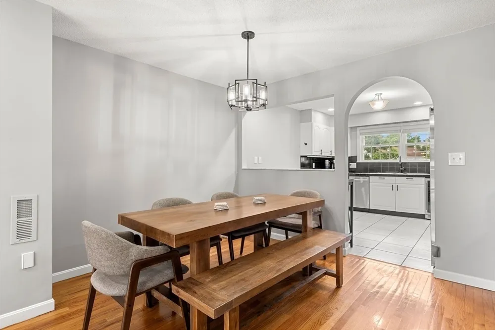 4 Countryside Ln, Salem, MA 01970