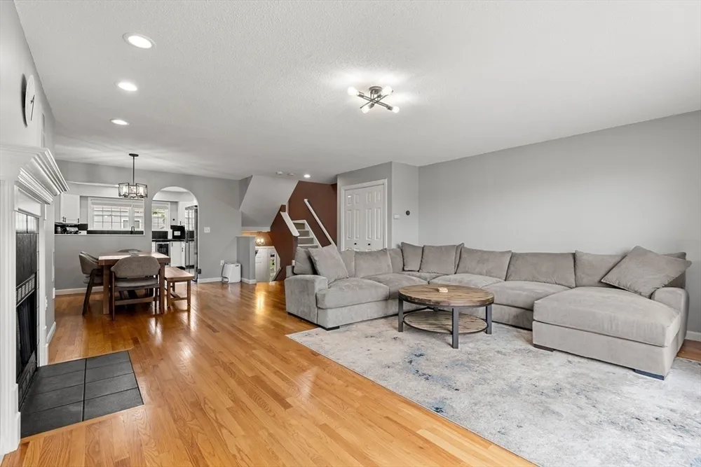 4 Countryside Ln, Salem, MA 01970