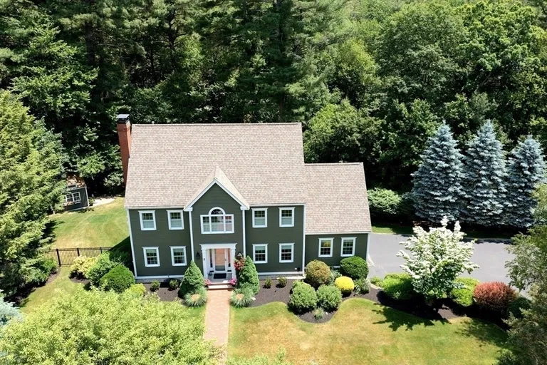 8 Sergeant Roode Ln, Middleton, MA 01949