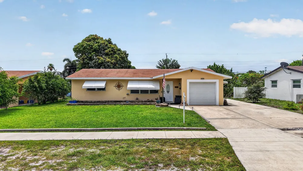 220 SW 10th Ave, Boynton Beach, FL 33435